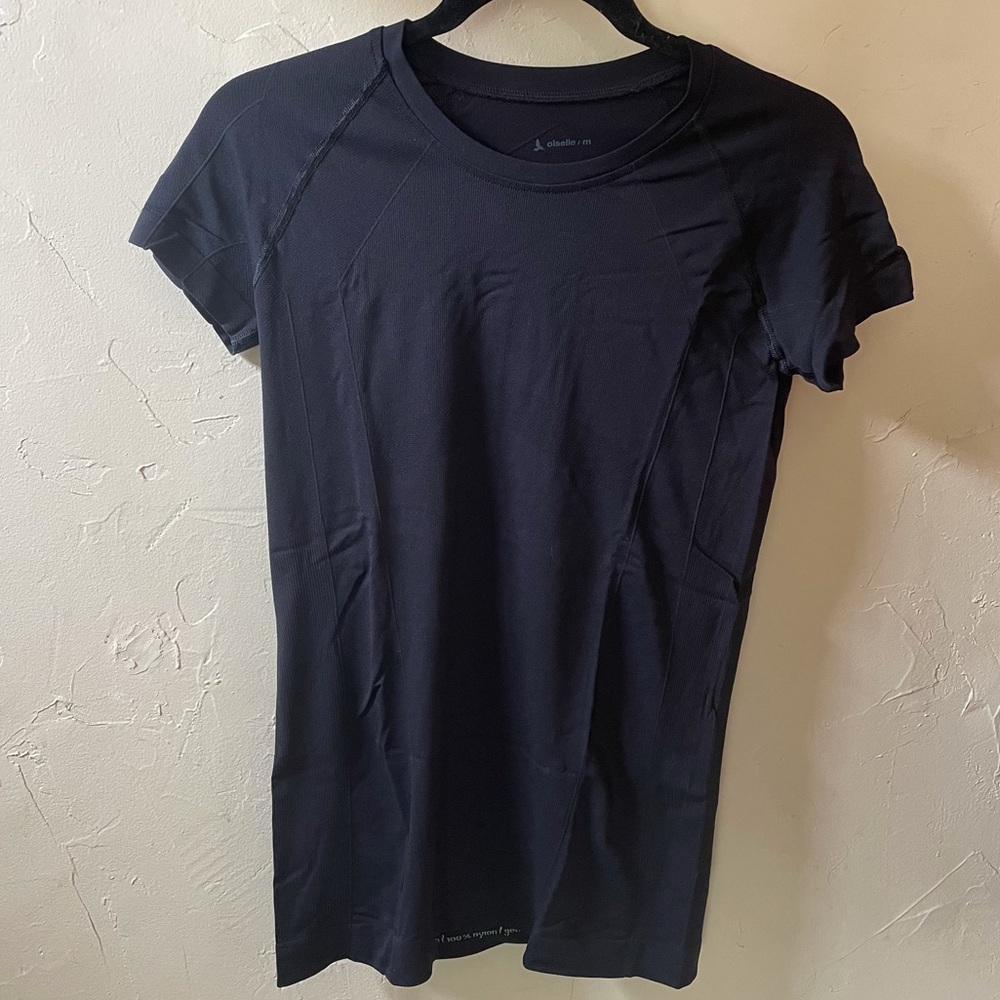Seamless black workout short sleeve (Oiselle)